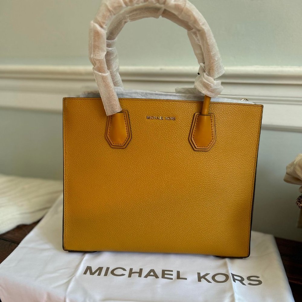 NEW W/ TAGS RETAILS $328
MICHAEL KORS MARIGOLD ACCORDION LARGE CONVERTIBLE TOTE - Picture 1 of 4